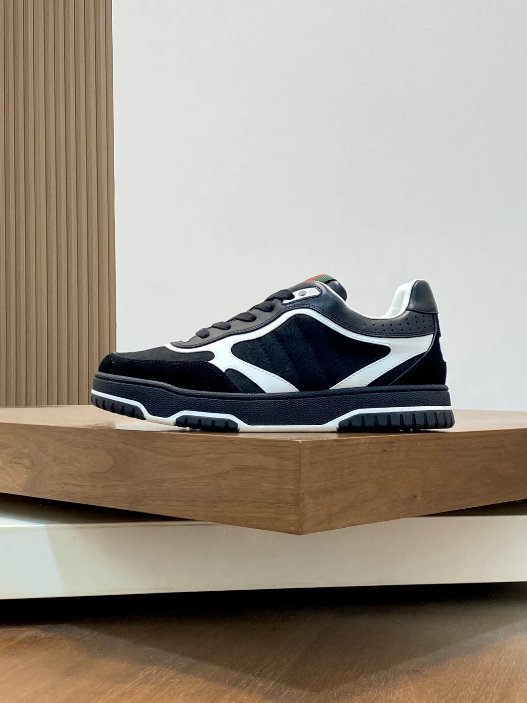 Men's Shoes 💰660 𝐆𝐮𝐜𝐜𝐢 𝐑𝐞-𝐖𝐞𝐛 As the first sneaker created by Sabato De Sarno for Gucci, the Re-Web series reinterprets the brand's classic stripes and sets off the modern silhouette design with bold and unique details. These shoes are crafted from white leather. This new sneaker is ingeniously decorated with many of the brand's classic details, and is equipped with a bright red and green webbing tongue, which will make people fall in love at first sight. White leather treated with a special process for softness and luster, with an embossed grainy texture. Script Gucci logo and interlocking G web label with Interlocking G and script Gucci logo. Rubber outsole with interlocking G detail eyelets. Web tongue. Size: 39-44 (customized for sizes 38 and 45)